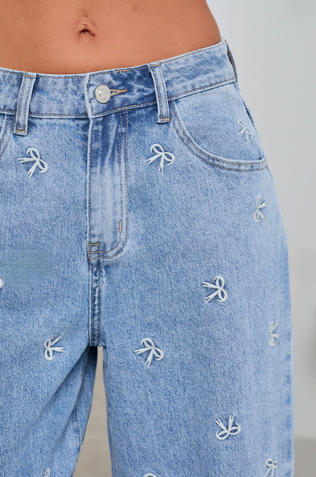 Džinsai su kaspinėliais