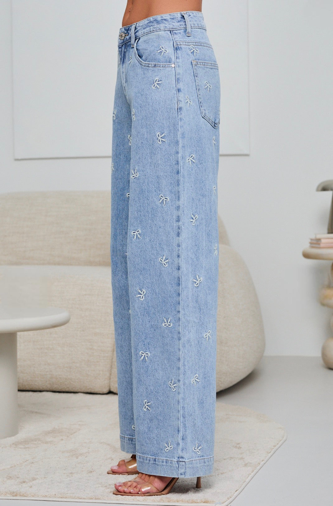 Džinsai su kaspinėliais